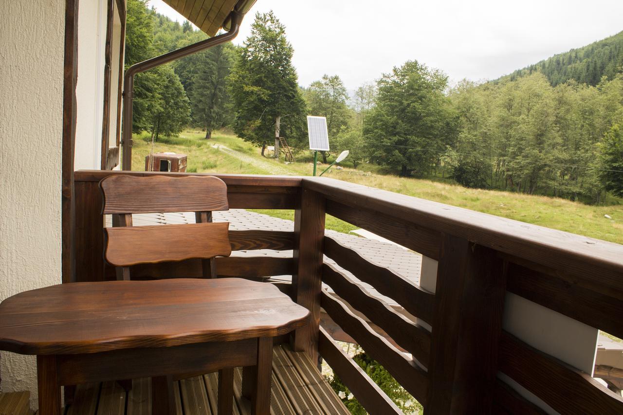 Cabana Barlogul Lupilor Berevoesti Exterior foto