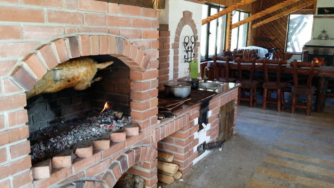 Cabana Barlogul Lupilor Berevoesti Exterior foto