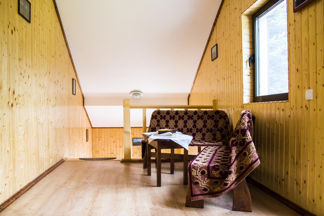 Cabana Barlogul Lupilor Berevoesti Exterior foto