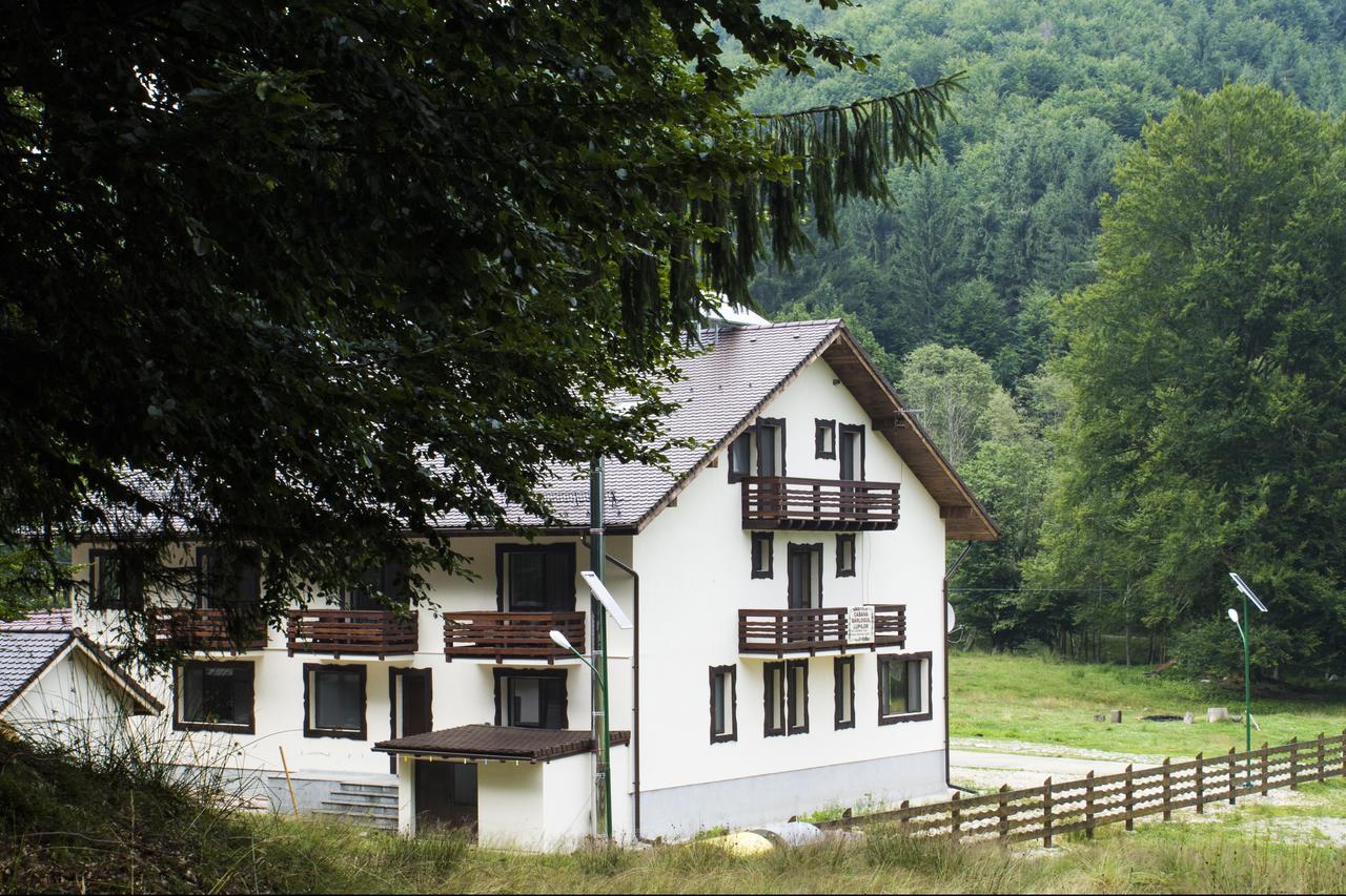Cabana Barlogul Lupilor Berevoesti Exterior foto