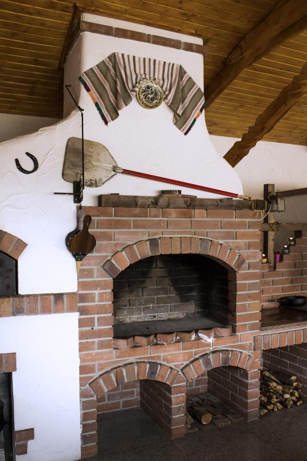 Cabana Barlogul Lupilor Berevoesti Exterior foto